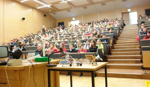 Demonstrations of physics experiments 